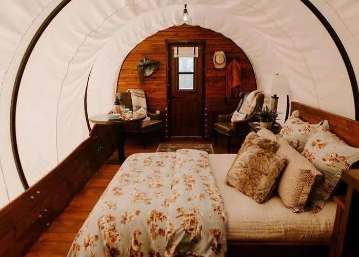 Grand Canyon Covered Wagon For Family-friendly Glamping In Meadview, Arizona Holiday home